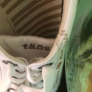 TAOS SHOES WHITE LIKE NEW